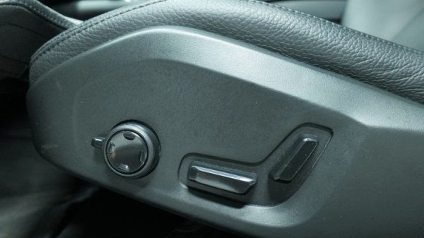 Esittelykuva Volvo V60 kevythybridiautosta.