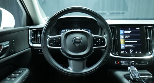 Esittelykuva Volvo V60 kevythybridiautosta.