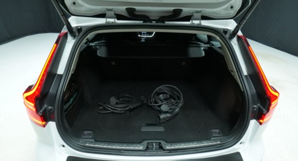 Esittelykuva Volvo V60 kevythybridiautosta.