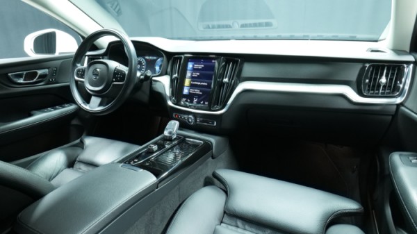 Esittelykuva Volvo V60 kevythybridiautosta.