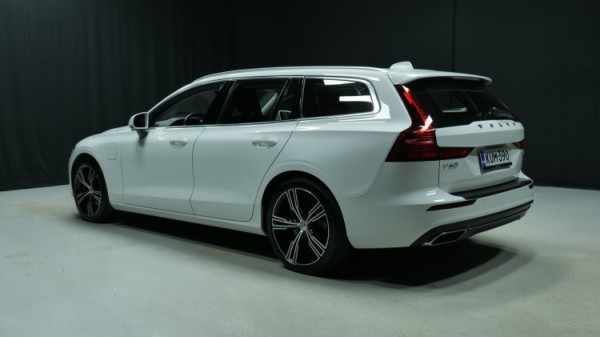 Esittelykuva Volvo V60 kevythybridiautosta.