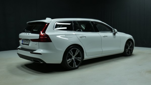 Esittelykuva Volvo V60 kevythybridiautosta.