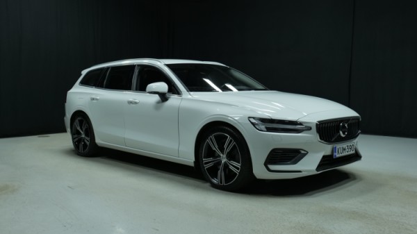 Esittelykuva Volvo V60 kevythybridiautosta.