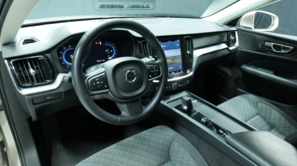Esittelykuva Volvo V60 bensiiniautosta.