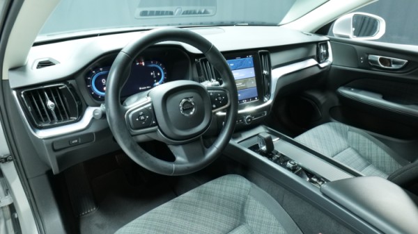 Esittelykuva Volvo V60 kevythybridiautosta.