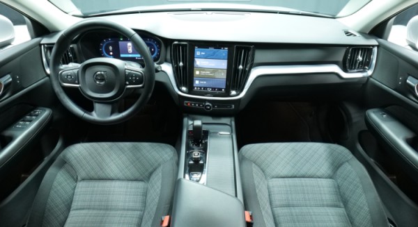 Esittelykuva Volvo V60 kevythybridiautosta.