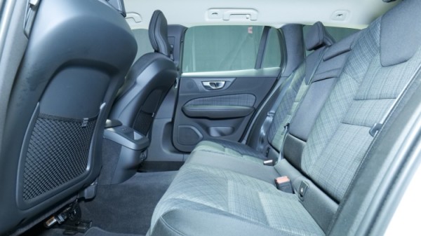 Esittelykuva Volvo V60 kevythybridiautosta.