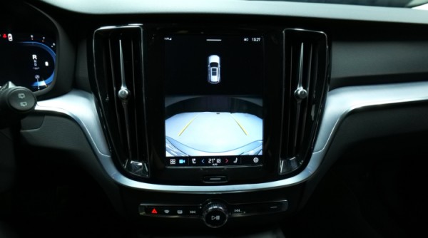 Esittelykuva Volvo V60 kevythybridiautosta.