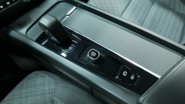 Esittelykuva Volvo V60 kevythybridiautosta.