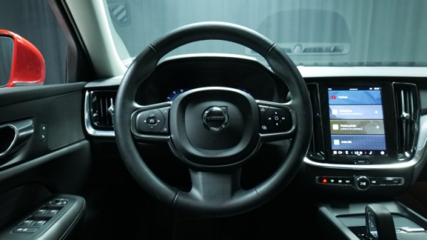 Esittelykuva Volvo V60 bensiiniautosta.