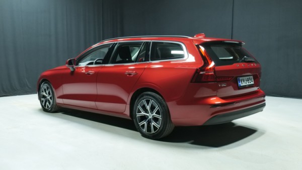 Esittelykuva Volvo V60 bensiiniautosta.