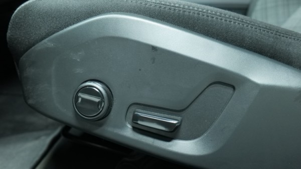 Esittelykuva Volvo V60 kevythybridiautosta.