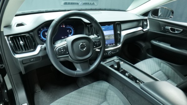 Esittelykuva Volvo V60 kevythybridiautosta.