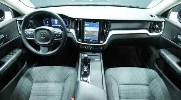 Esittelykuva Volvo V60 kevythybridiautosta.