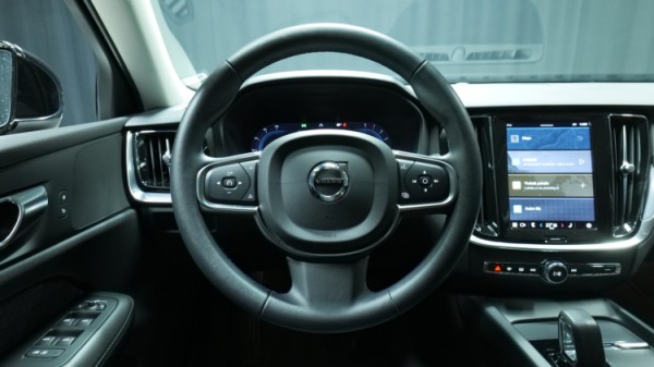Esittelykuva Volvo V60 kevythybridiautosta.