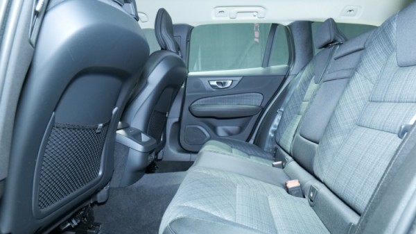 Esittelykuva Volvo V60 kevythybridiautosta.