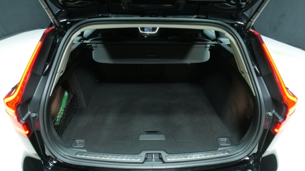 Esittelykuva Volvo V60 kevythybridiautosta.