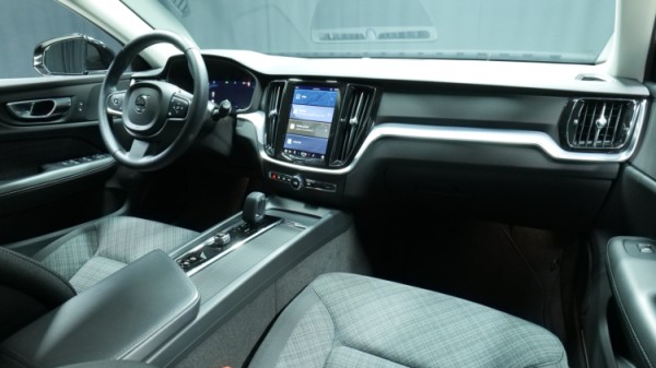 Esittelykuva Volvo V60 kevythybridiautosta.
