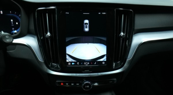 Esittelykuva Volvo V60 kevythybridiautosta.