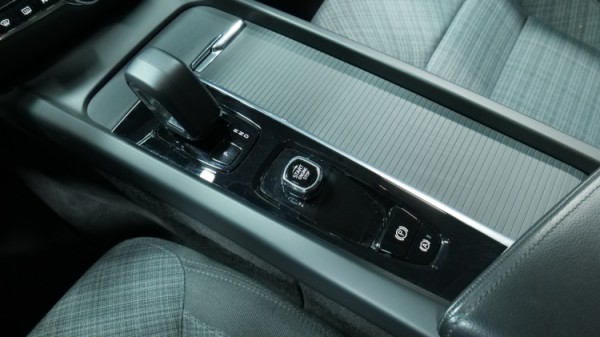 Esittelykuva Volvo V60 kevythybridiautosta.