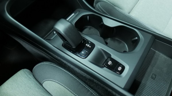 Esittelykuva Volvo XC40 kevythybridiautosta.