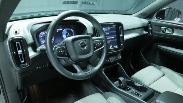 Esittelykuva Volvo XC40 kevythybridiautosta.