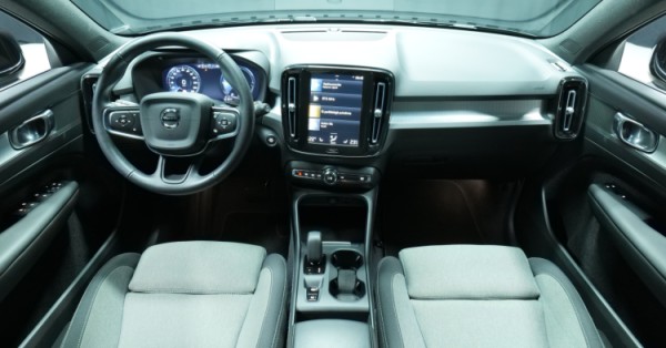 Esittelykuva Volvo XC40 kevythybridiautosta.