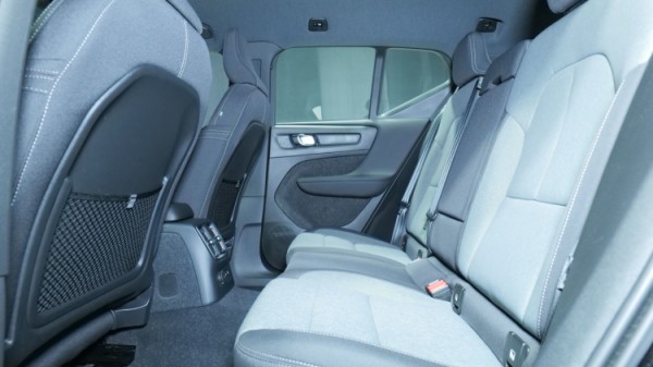 Esittelykuva Volvo XC40 kevythybridiautosta.
