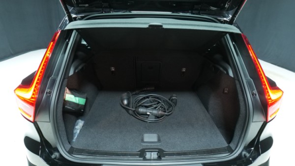 Esittelykuva Volvo XC40 kevythybridiautosta.