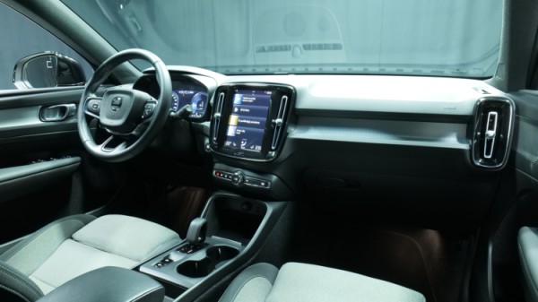 Esittelykuva Volvo XC40 kevythybridiautosta.