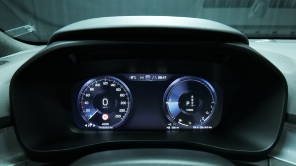Esittelykuva Volvo XC40 kevythybridiautosta.