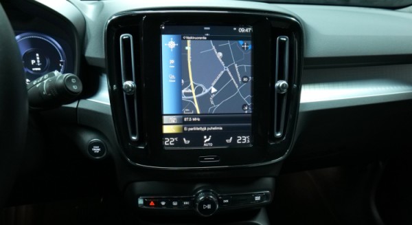 Esittelykuva Volvo XC40 kevythybridiautosta.