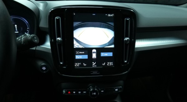 Esittelykuva Volvo XC40 kevythybridiautosta.