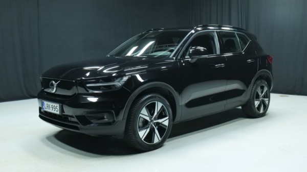 Esittelykuva Volvo XC40 täyssähköautosta.