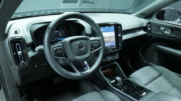 Esittelykuva Volvo XC40 täyssähköautosta.