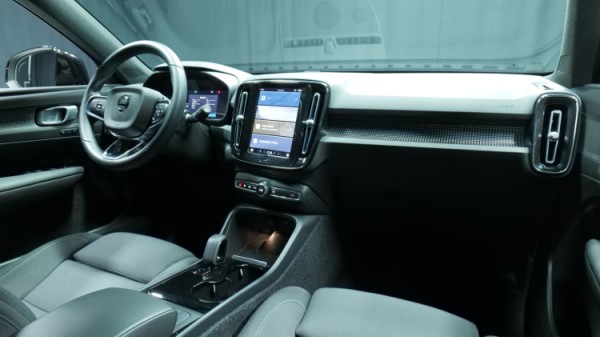 Esittelykuva Volvo XC40 täyssähköautosta.