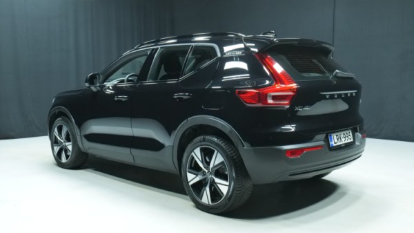 Esittelykuva Volvo XC40 täyssähköautosta.