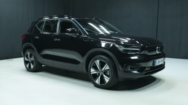 Esittelykuva Volvo XC40 täyssähköautosta.