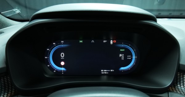 Esittelykuva Volvo XC40 täyssähköautosta.