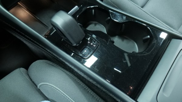 Esittelykuva Volvo XC40 täyssähköautosta.