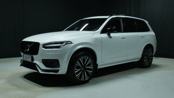 Esittelykuva Volvo XC90 kevythybridiautosta.