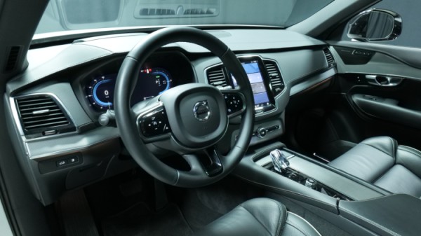 Esittelykuva Volvo XC90 kevythybridiautosta.