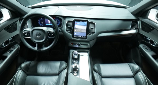 Esittelykuva Volvo XC90 kevythybridiautosta.