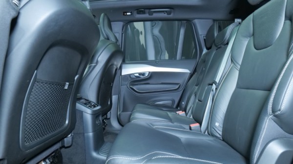 Esittelykuva Volvo XC90 kevythybridiautosta.
