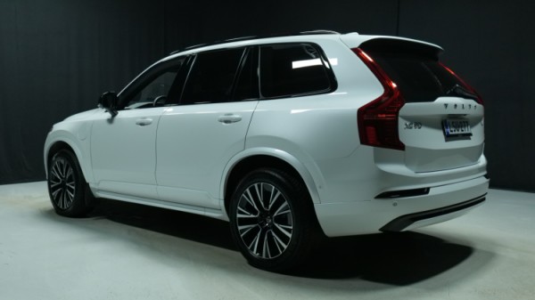 Esittelykuva Volvo XC90 kevythybridiautosta.