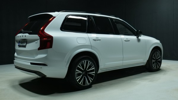 Esittelykuva Volvo XC90 kevythybridiautosta.
