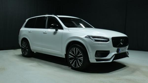 Esittelykuva Volvo XC90 kevythybridiautosta.