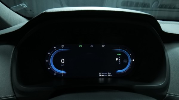 Esittelykuva Volvo XC90 kevythybridiautosta.