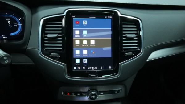 Esittelykuva Volvo XC90 kevythybridiautosta.