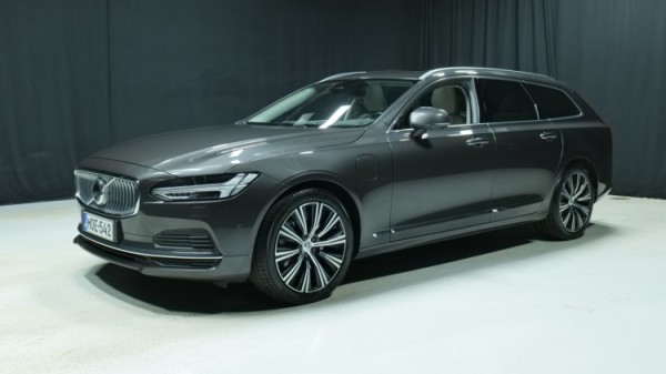 Esittelykuva Volvo V90 kevythybridiautosta.